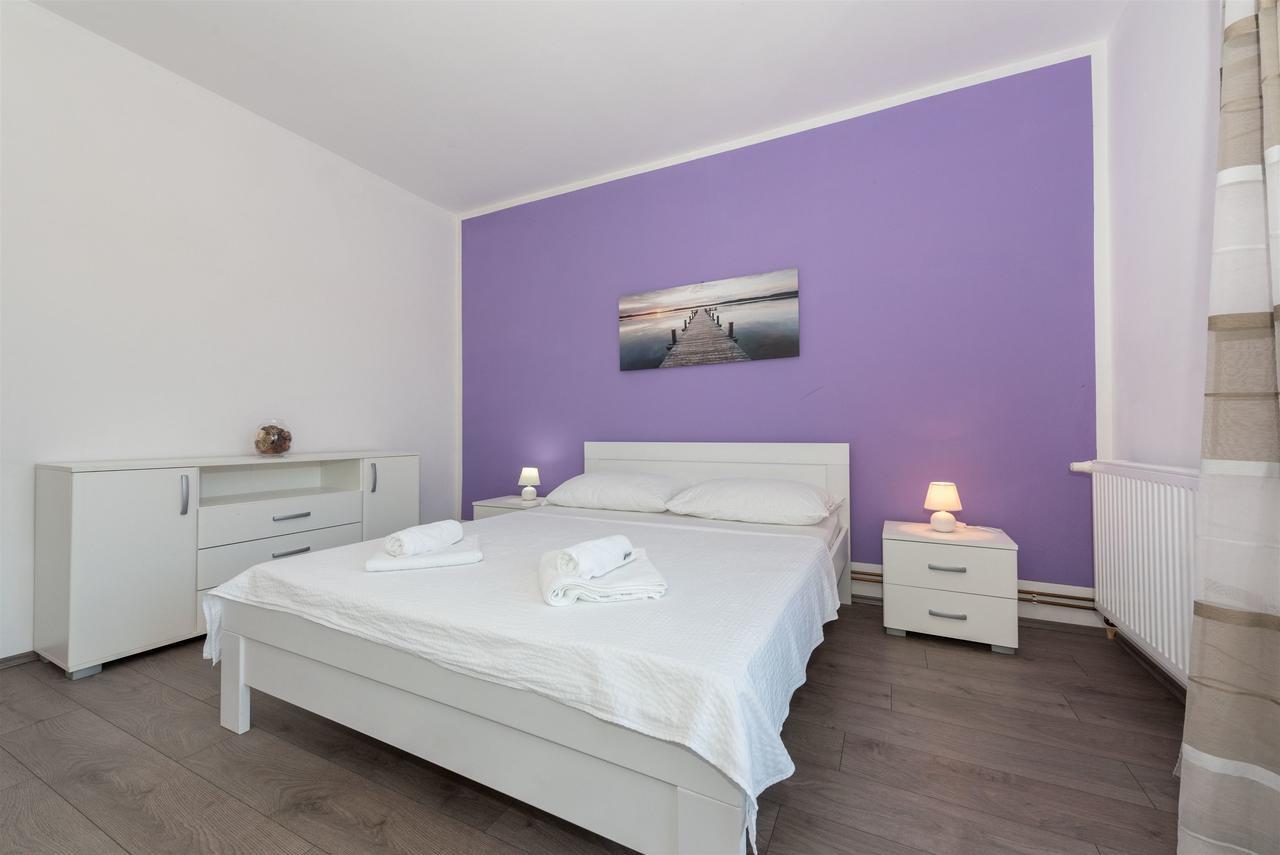 Apartments Snjezana Tisno Exterior photo