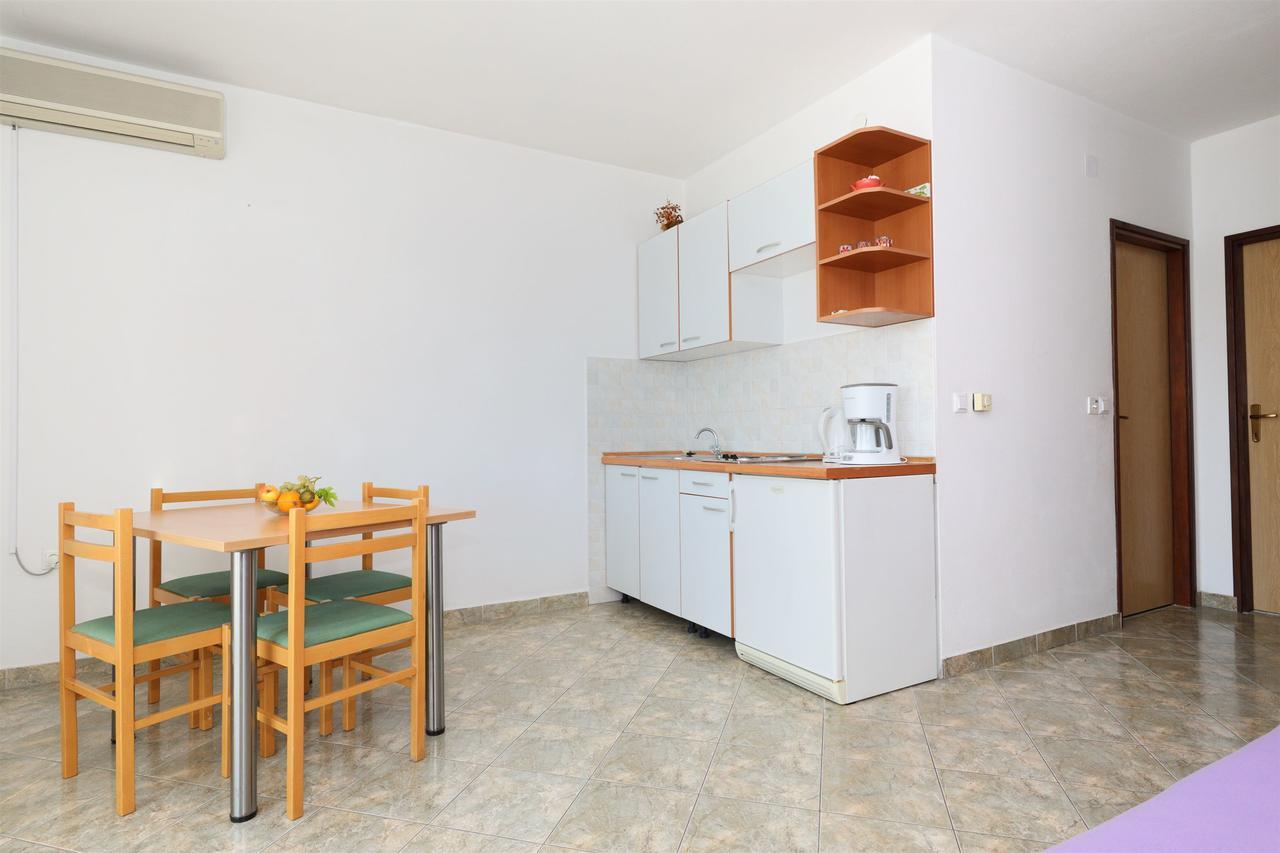 Apartments Snjezana Tisno Exterior photo