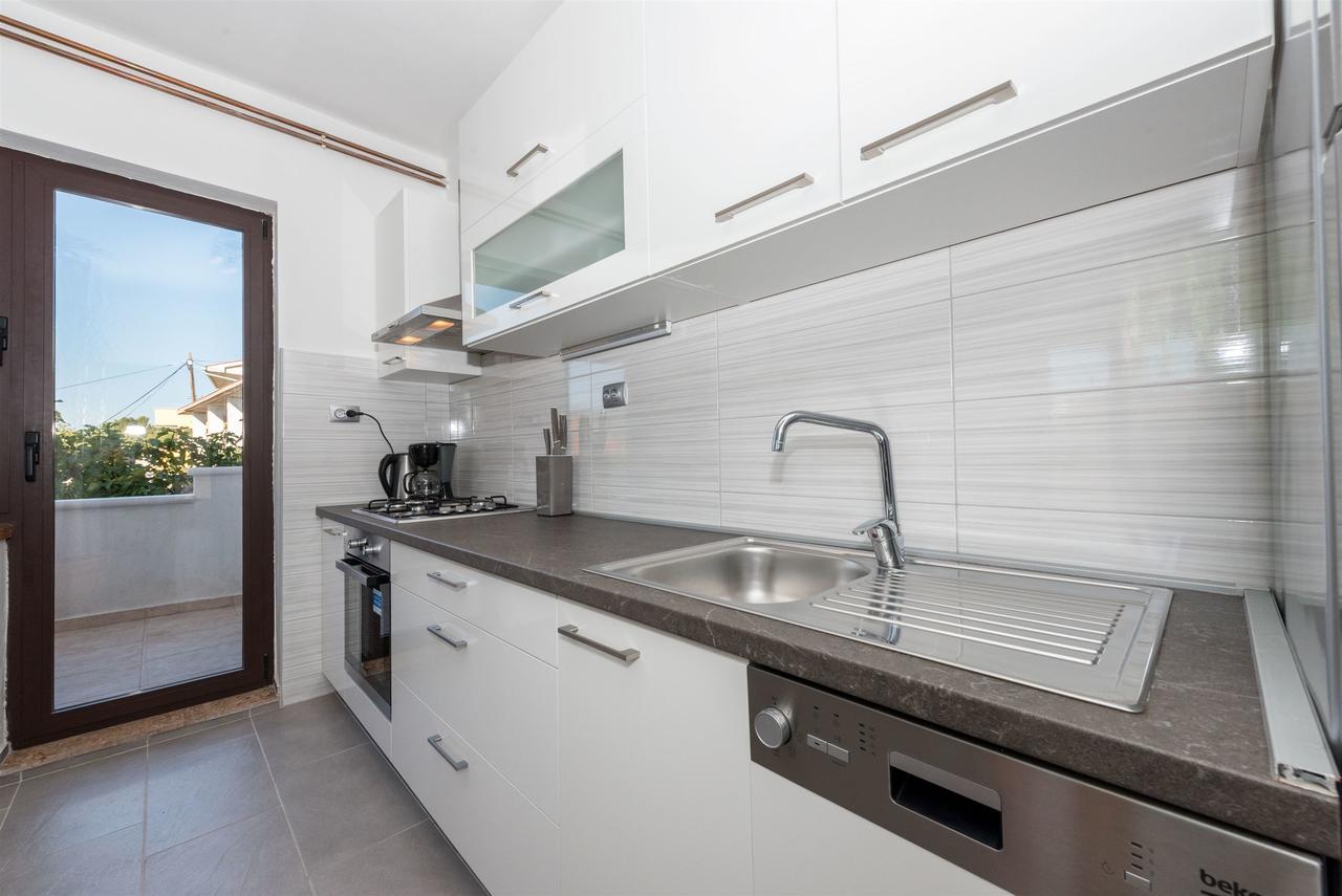 Apartments Snjezana Tisno Exterior photo