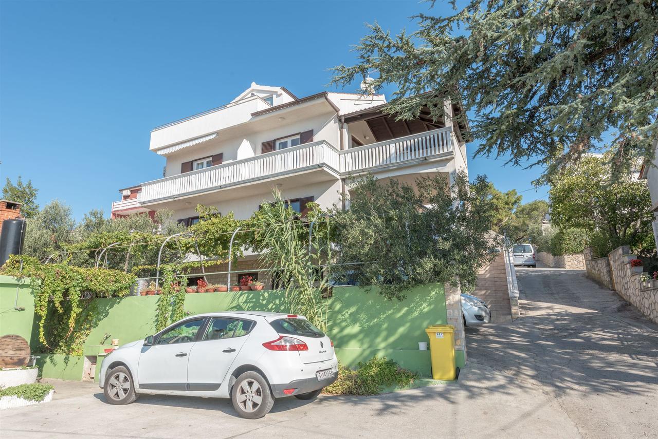 Apartments Snjezana Tisno Exterior photo