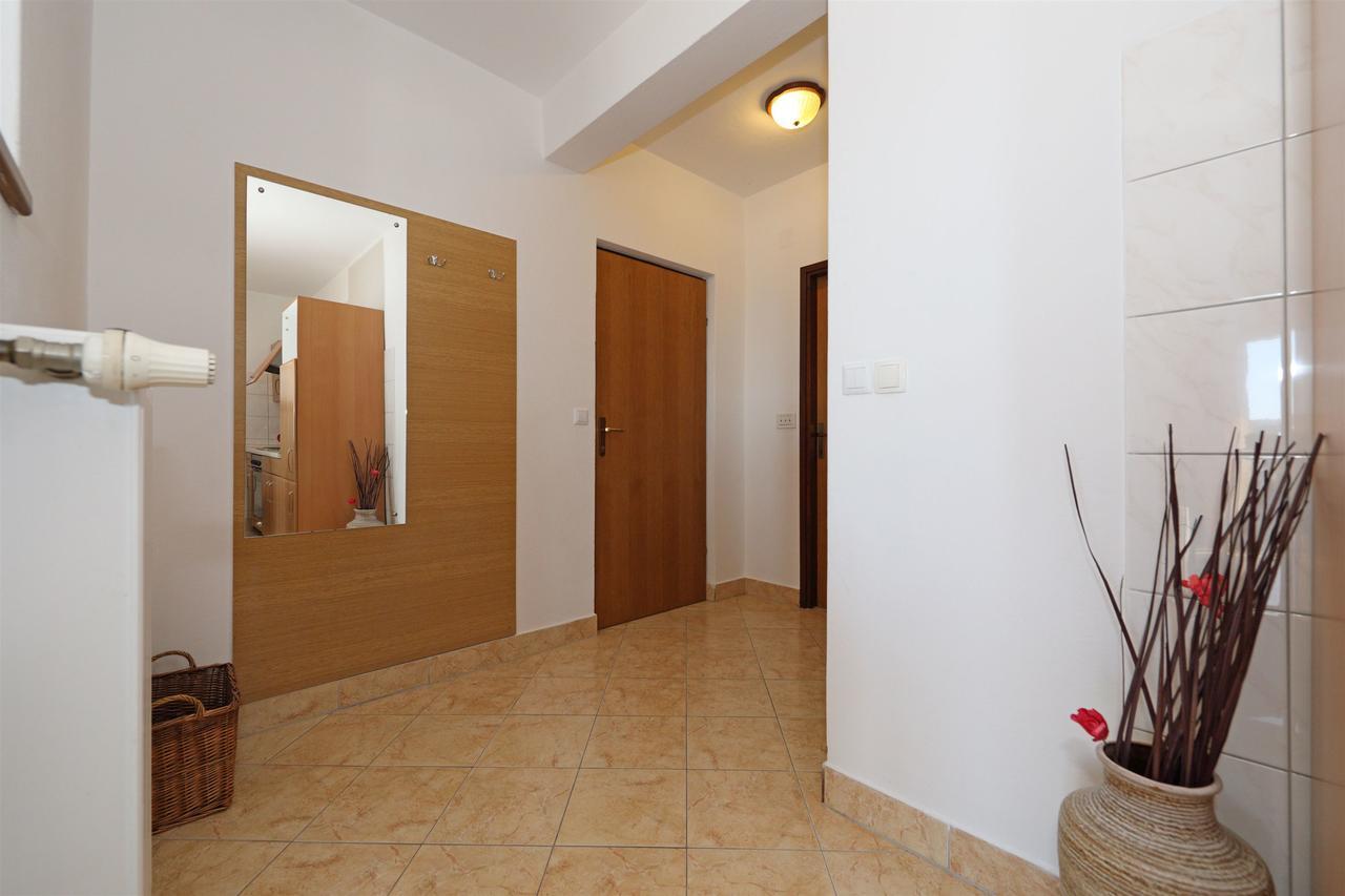 Apartments Snjezana Tisno Exterior photo