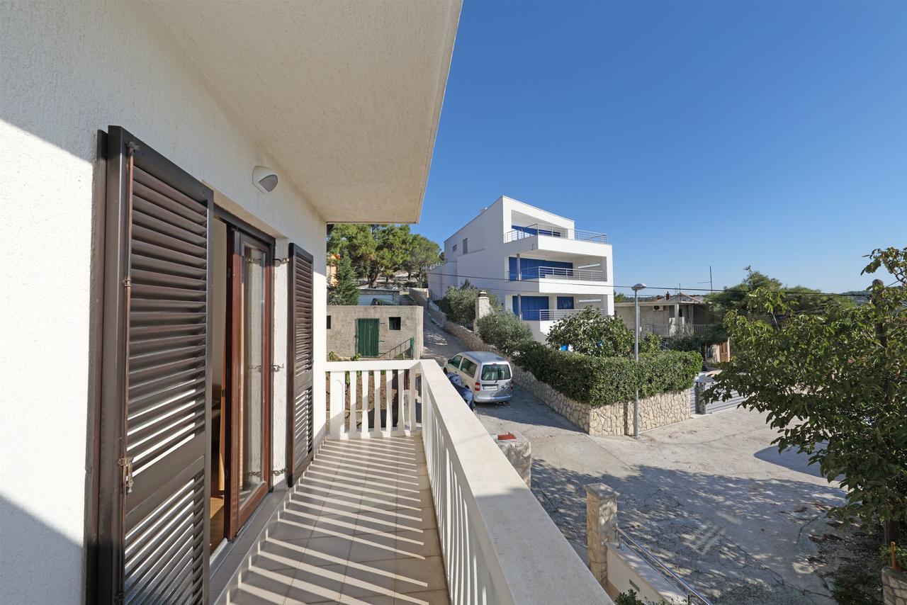 Apartments Snjezana Tisno Exterior photo