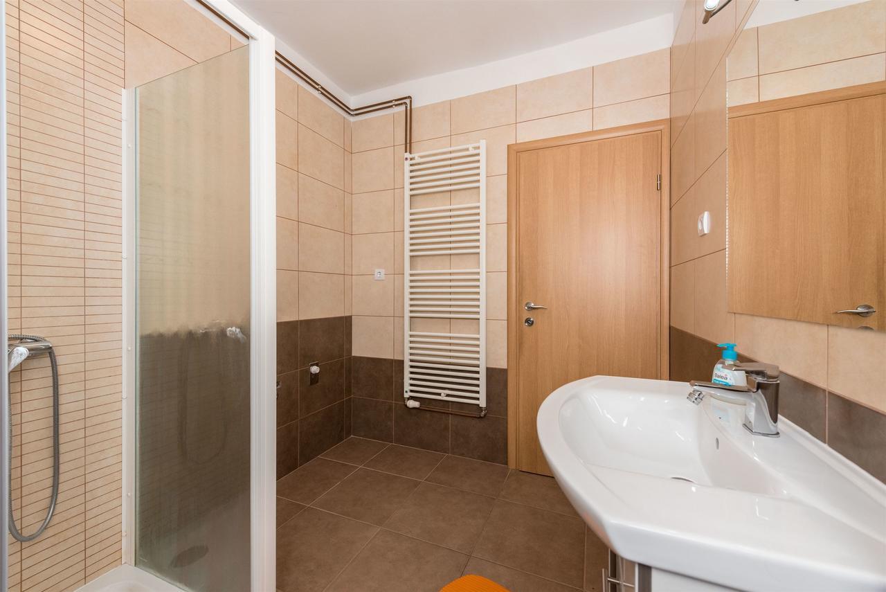 Apartments Snjezana Tisno Exterior photo
