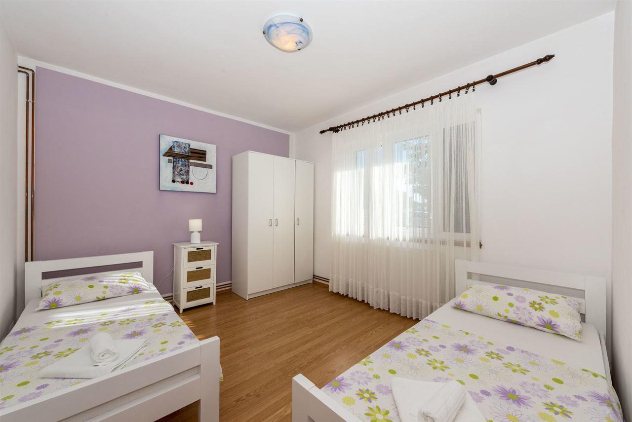 Apartments Snjezana Tisno Exterior photo