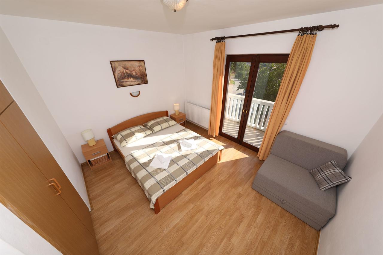 Apartments Snjezana Tisno Exterior photo