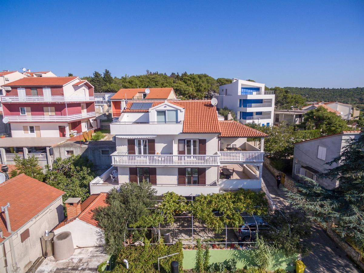 Apartments Snjezana Tisno Exterior photo