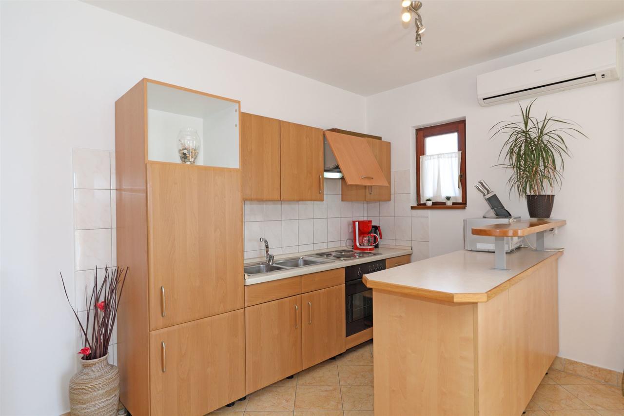 Apartments Snjezana Tisno Exterior photo