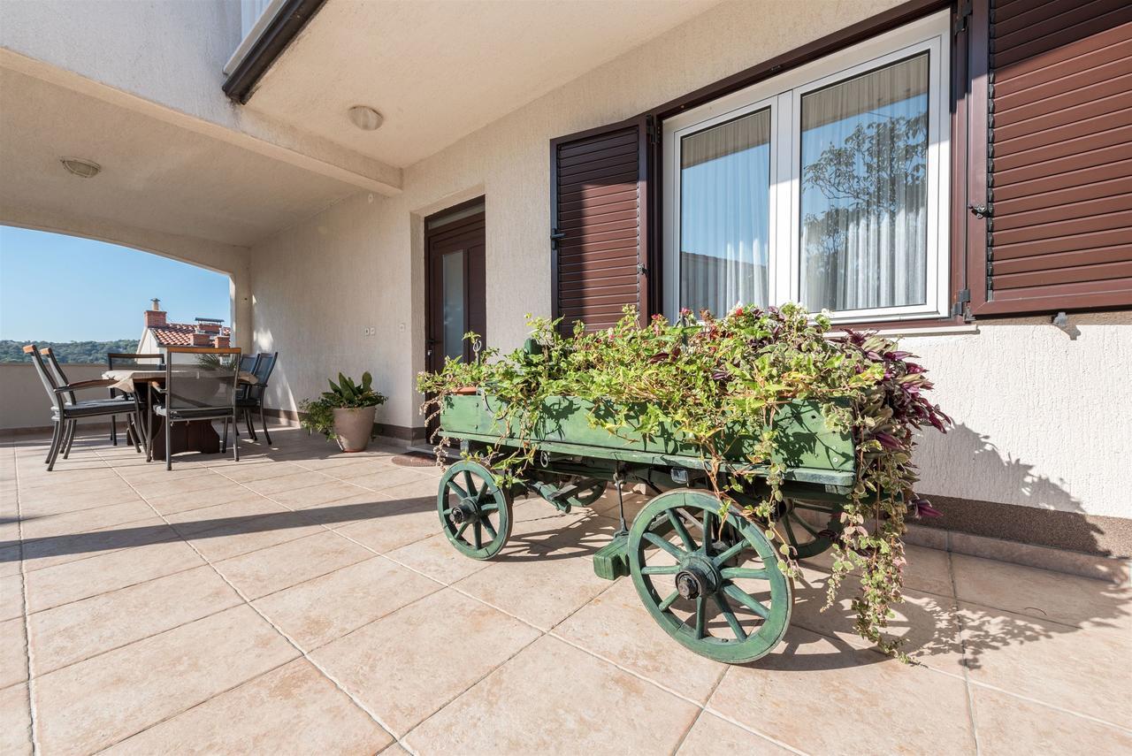 Apartments Snjezana Tisno Exterior photo